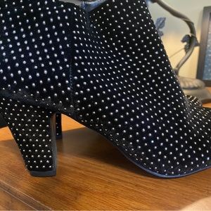 BCBGeneration Black Velvet w/gold beads, Size 9